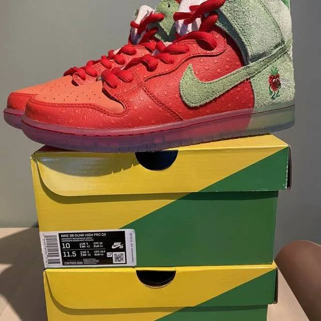 Nike sb dunk high strawberry cough