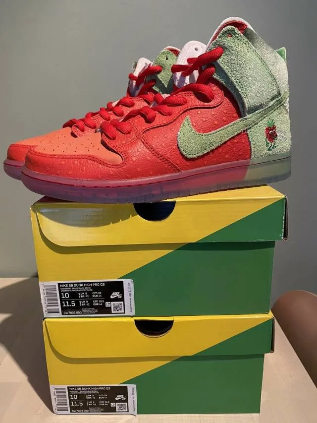 Nike sb dunk high strawberry cough