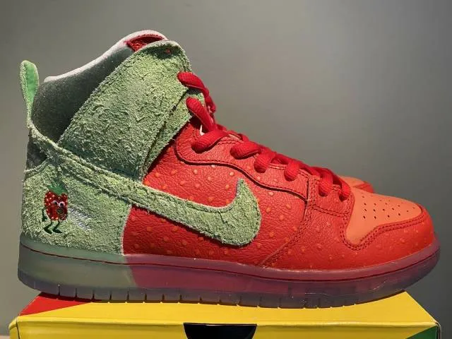 Nike sb dunk high strawberry cough