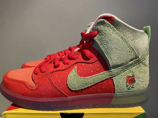 Nike sb dunk high strawberry cough