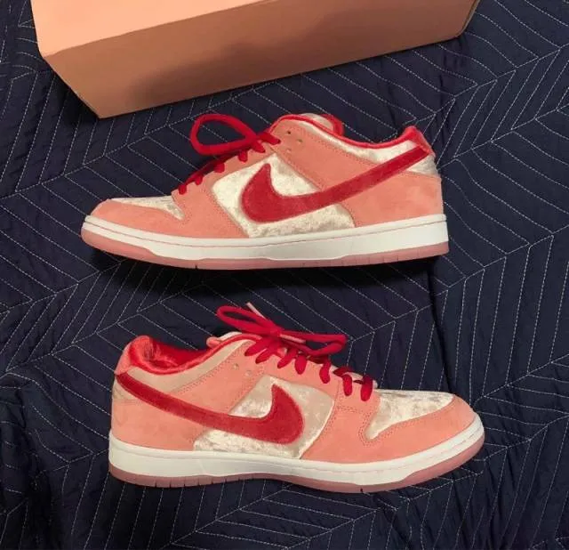 Nike sb dunk low strange love