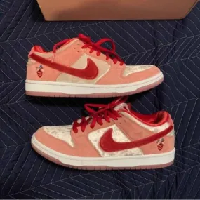 Nike sb dunk low strange love